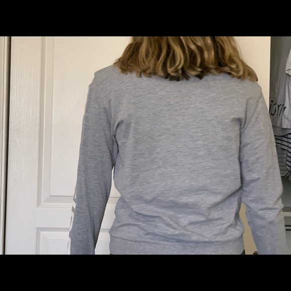 confident long sleve - Picture 3 of 3